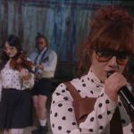CMAT regresa al programa de Jools Holland con banda completa y nuevo enfoque en sus letras
