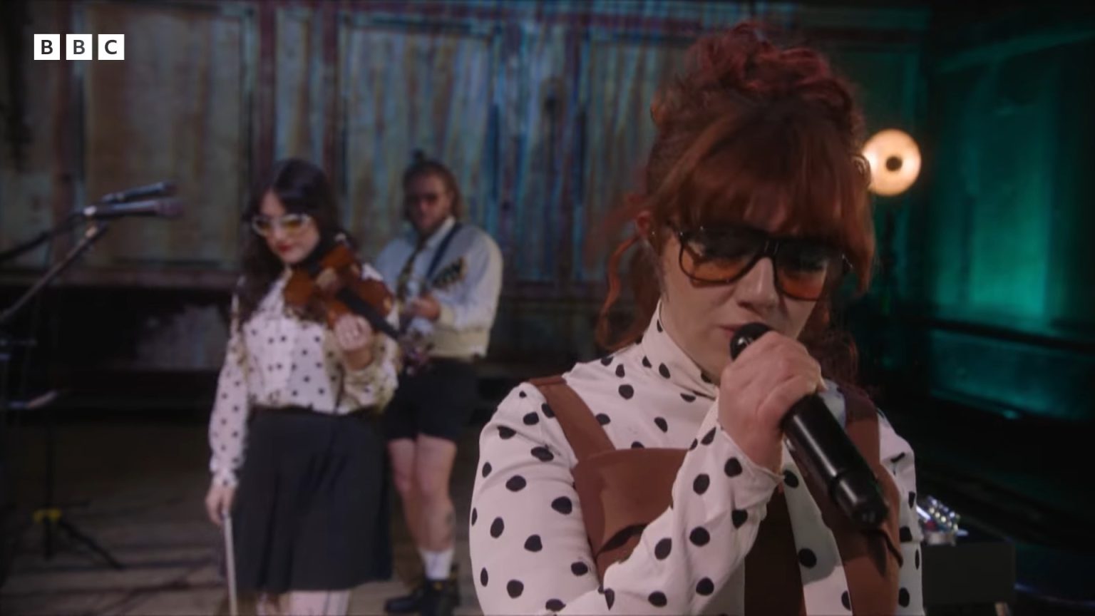 CMAT regresa al programa de Jools Holland con banda completa y nuevo enfoque en sus letras