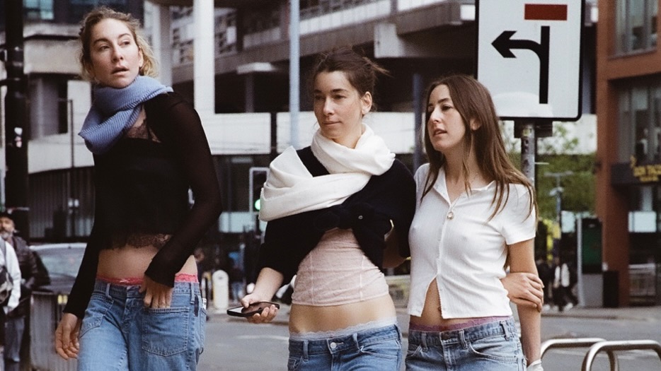 HAIM lanza nuevo sencillo «Take me Back» HAIM lanza “Take me back”, cuarto sencillo de su próximo álbum “I quit” que saldrá el 20 de junio. ¡Descubre los detalles de su tour 2025 aquí!