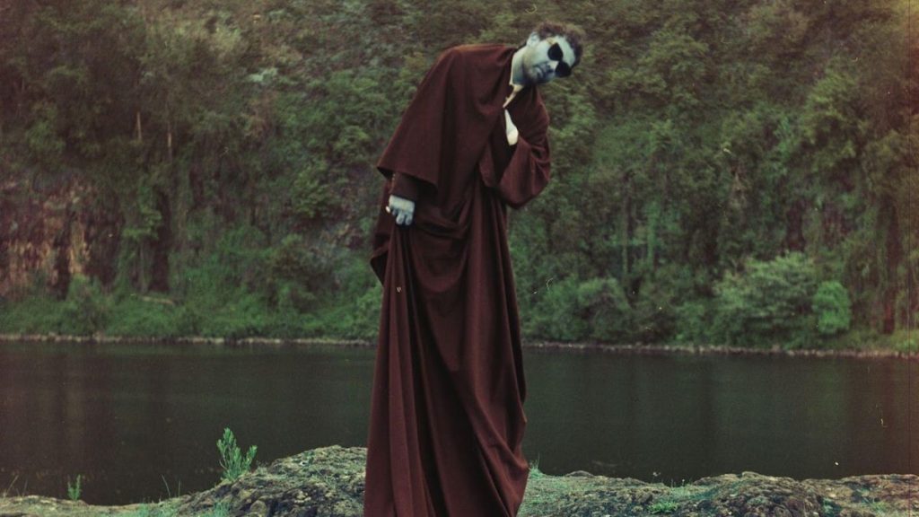 Unknown Mortal Orchestra anuncia nuevo EP y lanza nuevo sencillo Unknown Mortal Orchestra anuncia su EP "Curse", disponible el 18 de junio. Incluye el sencillo "Boys with the Characteristics of Wolves" y toques de horror.