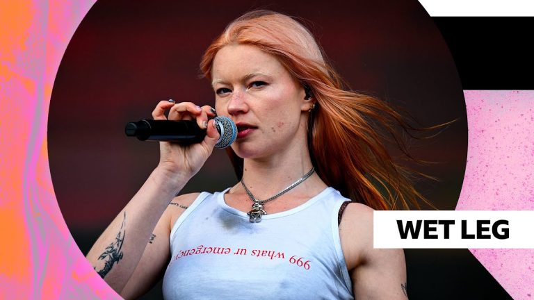 Wet Leg interpreta “Catch These Fists” y “Chaise Longue” en vivo desde el Big Weekend 2025