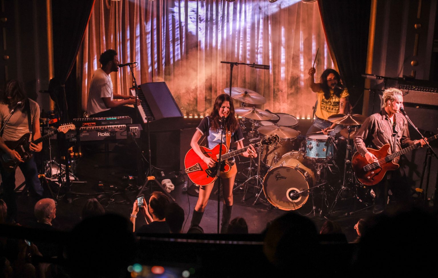 Wolf Alice estrena dos canciones en show íntimo en Irlanda Wolf Alice debuta dos nuevas canciones en Irlanda antes de festivales y anuncia su álbum "The Clearing", a estrenarse el 29 de agosto de 2025.