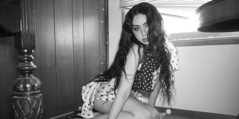 Charli XCX publica nuevo video de “Party 4 U”