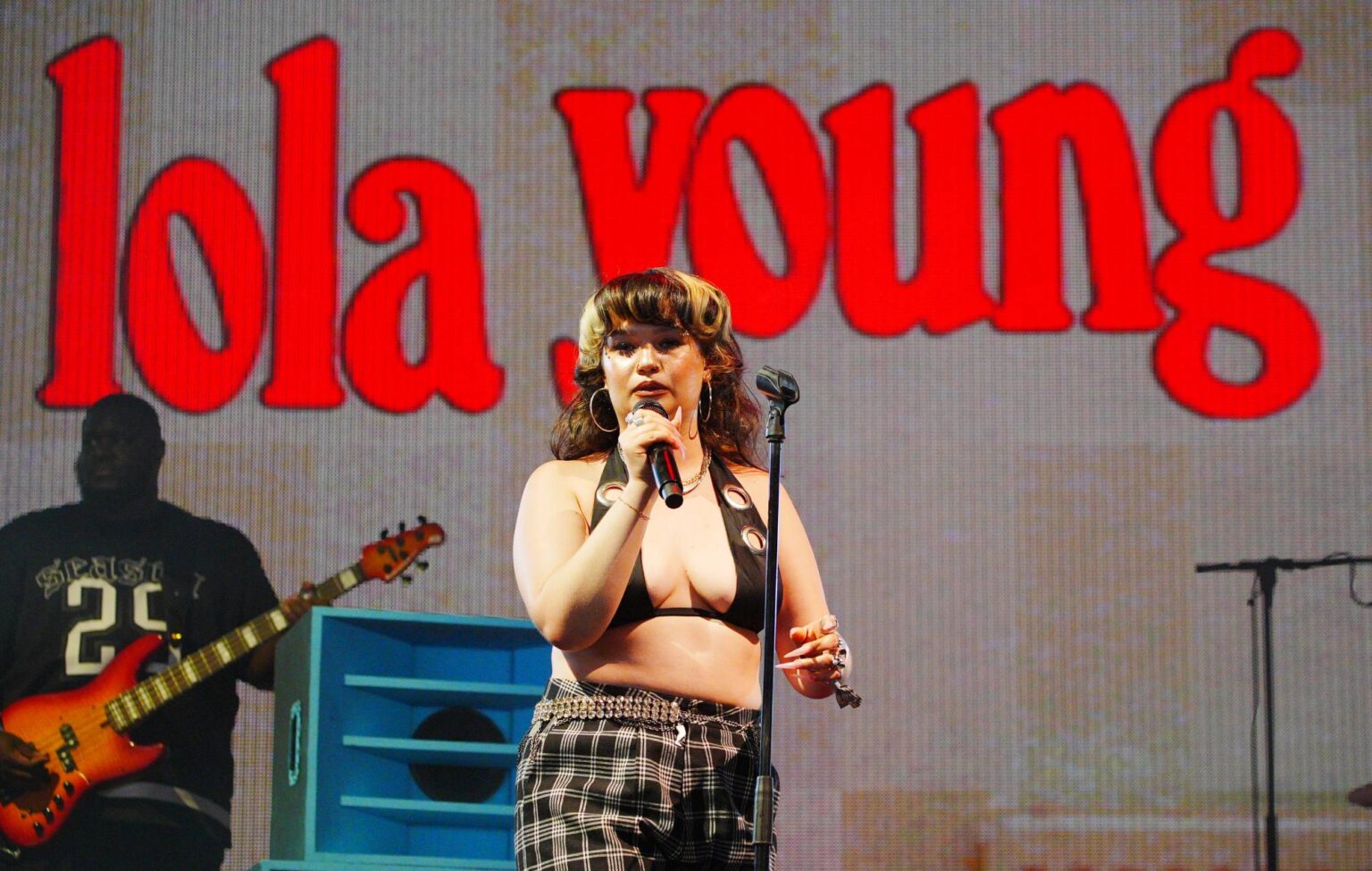 Lola Young emociona con “Messy” en una brillante actuación en Glastonbury 2025 Indietheka-Glastonbury-Lola-Young