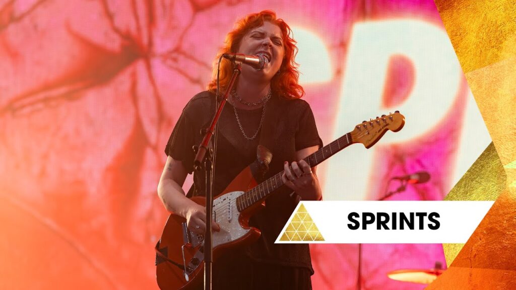 Sprints sacude Glastonbury 2025 con una descarga urgente de punk visceral Indietheka-SPRINTS-Glastonbury-2025