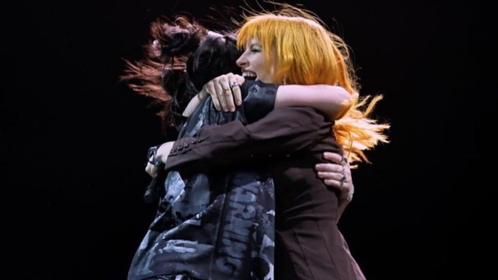 Billie Eilish homenajea a Paramore en París Billie Eilish homenaje a Paramore en París interpretando The Only Exception