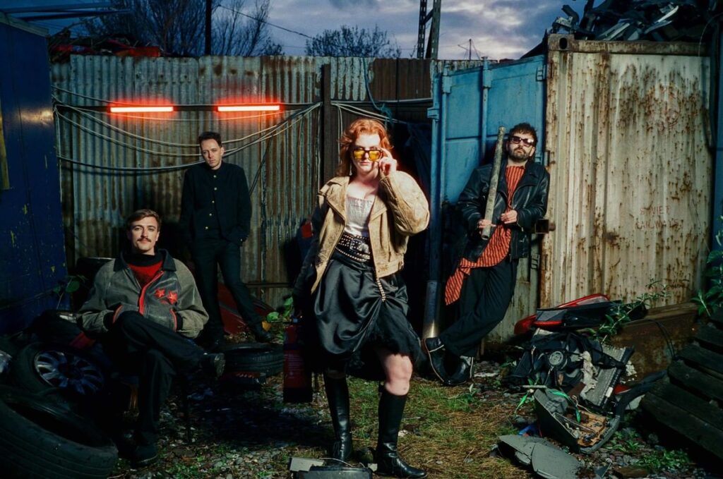 SPRINTS anuncia su segundo álbum y lanza nuevo sencillo La banda irlandesa SPRINTS anuncia su 2º álbum "All That Is Over", disponible el 26 de septiembre, junto al sencillo “Descartes”. ¡Escucha y conoce más aquí!