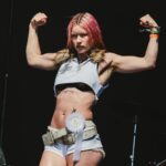 Wet Leg deslumbra en Glastonbury 2025 con sus éxitos, nuevas canciones y anuncia su álbum ‘Moisturizer’, a estrenarse el 11 de julio. ¡Descubre más!