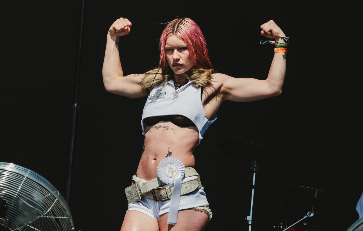 Wet Leg deslumbra en Glastonbury 2025 con sus éxitos, nuevas canciones y anuncia su álbum ‘Moisturizer’, a estrenarse el 11 de julio. ¡Descubre más!