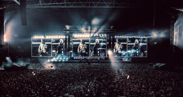 Oasis inicia su gira de reunión con un emotivo concierto en Cardiff
