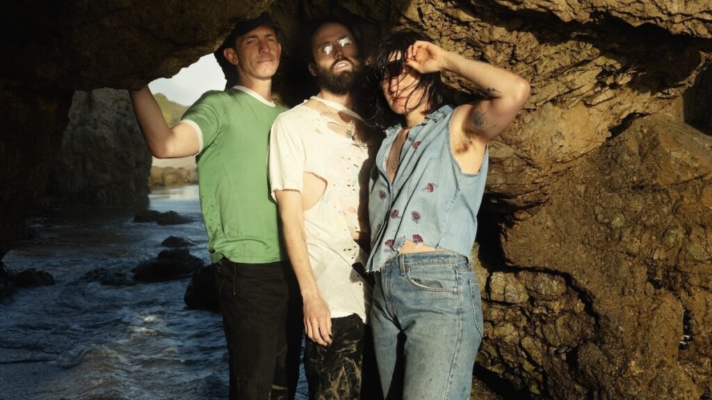 Big Thief lanza el sencillo All Night All Day y anuncia gira mundial Big Thief lanza su nuevo sencillo "All Night All Day" y anuncia su álbum "Double Infinity" para septiembre de 2025 junto a la gira Somersault Slide 360.