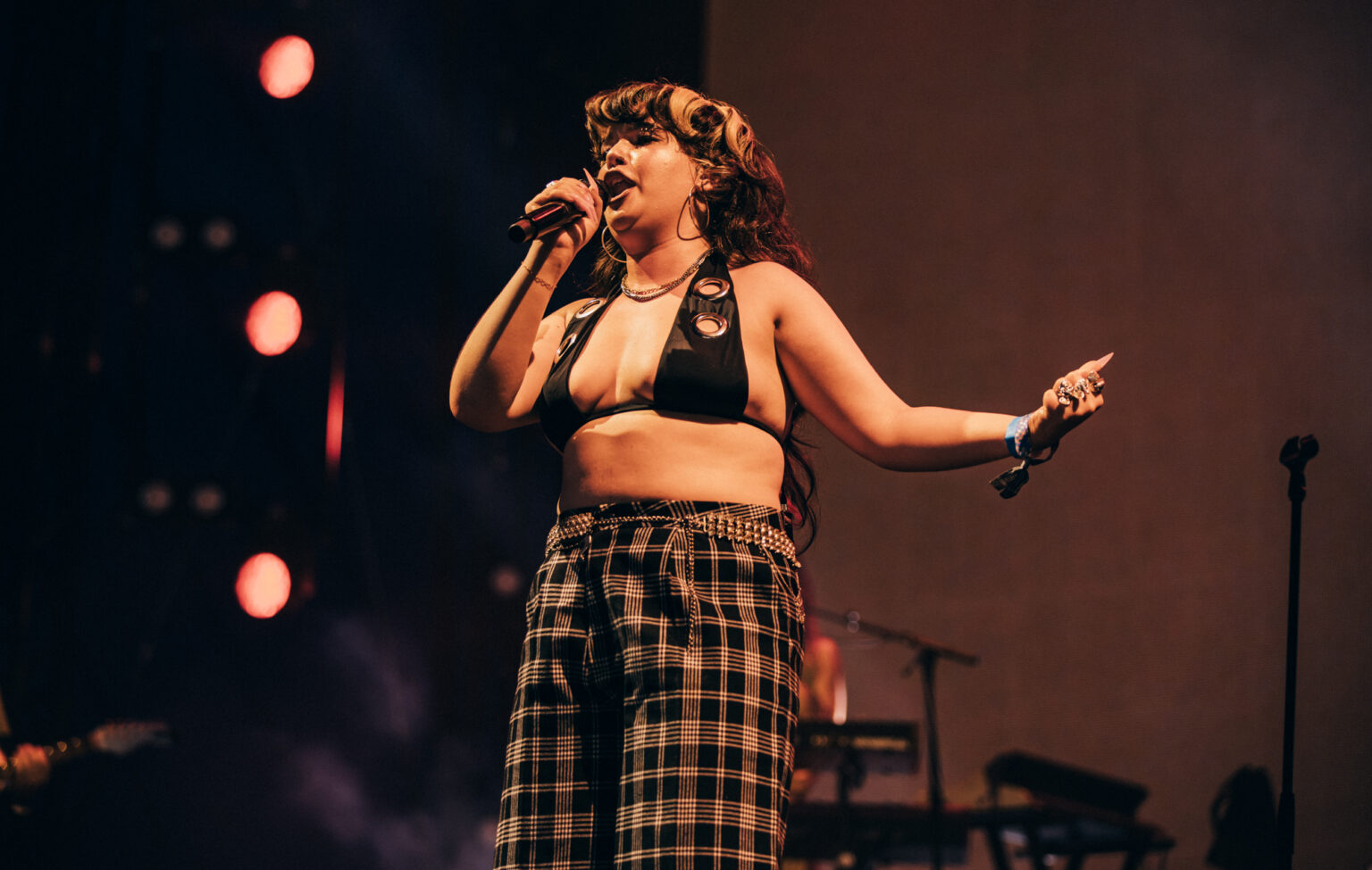 Lola Young lanza nuevo sencillo llamado ‘D£aler’ Lola Young lanza ‘D£aler’, sencillo pop-soul sobre auto-sabotaje y rupturas. Su nuevo álbum llega el 19 de septiembre tras elogio de Elton John.