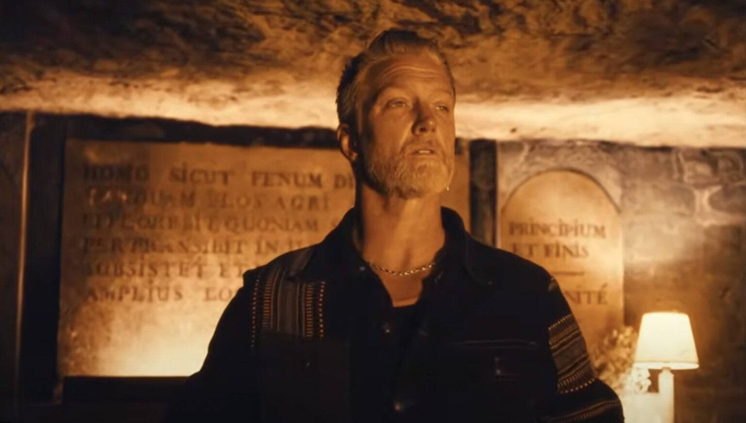 Queens of the Stone Age presenta ‘Alive in the Catacombs’ en Jimmy Kimmel Live Queens of the Stone Age estrenan “Running Joke/Paper Machete” en Jimmy Kimmel Live!, parte del film Alive in the Catacombs y su próxima gira The Catacombs Tour.