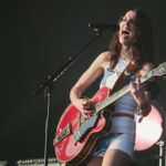 Wolf Alice critica la cobertura mediática de protestas pro Palestina en Glastonbury 2025 y denuncia la desconexión entre el relato mediático y la realidad del festival.
