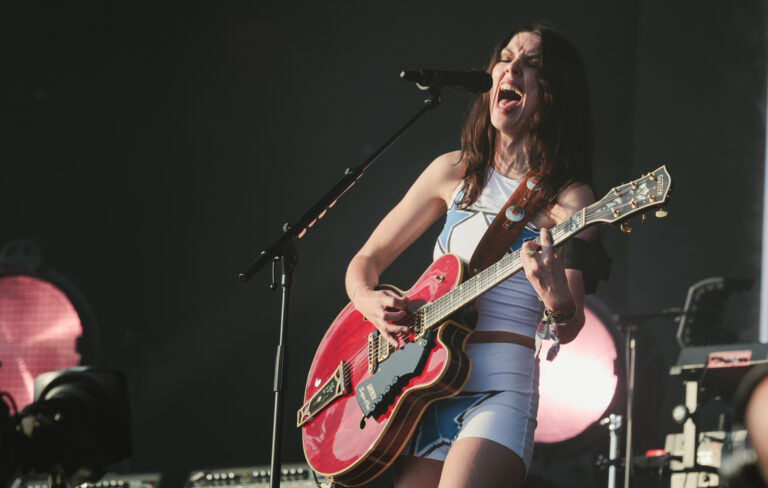 Wolf Alice defiende apoyo a Palestina en Glastonbury 2025