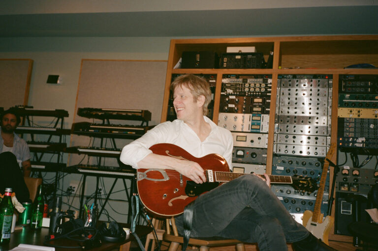 Spoon sorprende con doble sencillo previo a su gira