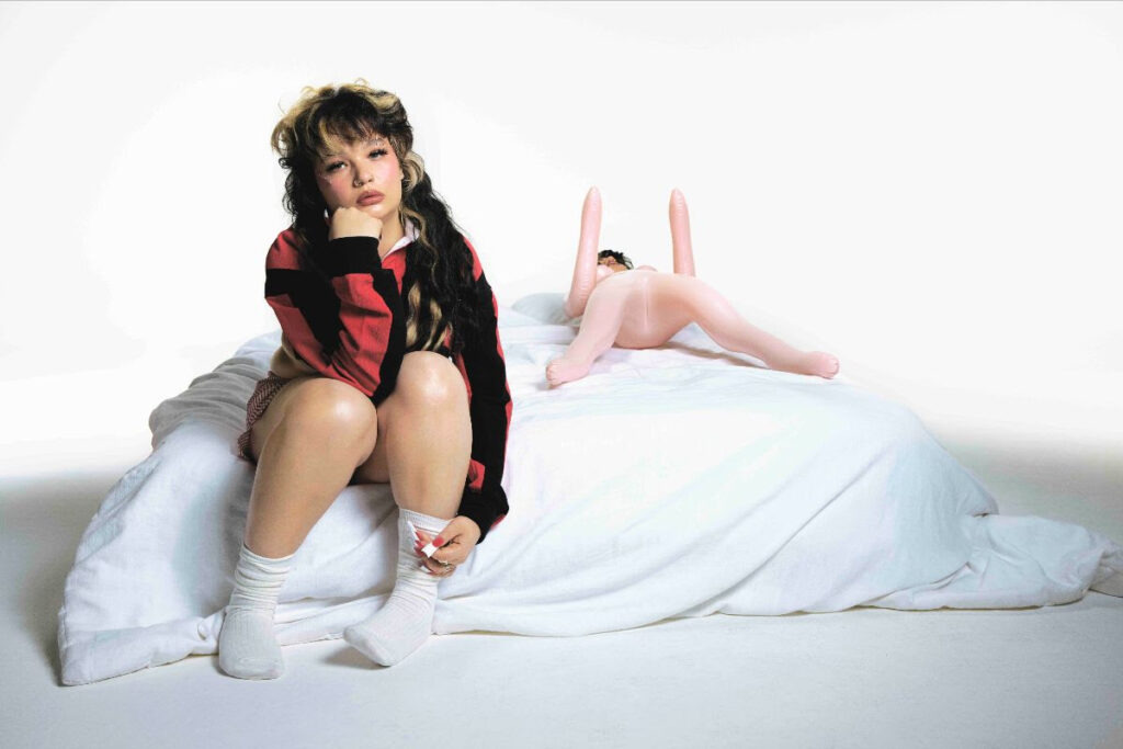 Lola Young lanza el sencillo “Spiders” de su próximo álbum Lola Young lanza “Spiders”, el nuevo sencillo de su álbum I’m Only F**king Myself, disponible el 19 de septiembre. Escúchalo y haz tu preorden hoy.