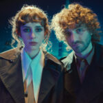 Magdalena Bay lanza “Second Sleep” y “Star Eyes”, dos nuevas canciones que expanden el universo de Imaginal Disk con sonidos teatrales y emocionales.