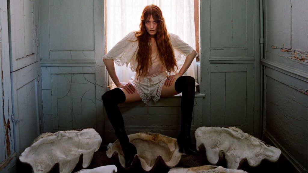 Florence + The Machine lanza el álbum “Everybody Scream” Florence + The Machine lanza “Everybody Scream”, un álbum inspirado en la recuperación personal de Florence Welch tras una cirugía de emergencia en 2023.
