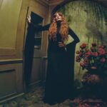 Florence + The Machine estrenó “Everybody Scream” en The Graham Norton Show antes del lanzamiento de su álbum homónimo el 31 de octubre de 2025.