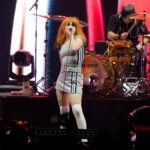 Hayley Williams se une a David Byrne en NYC y responde a Kid Rock tras show en Radio City Music Hall y su polémica letra sobre Morgan Wallen.