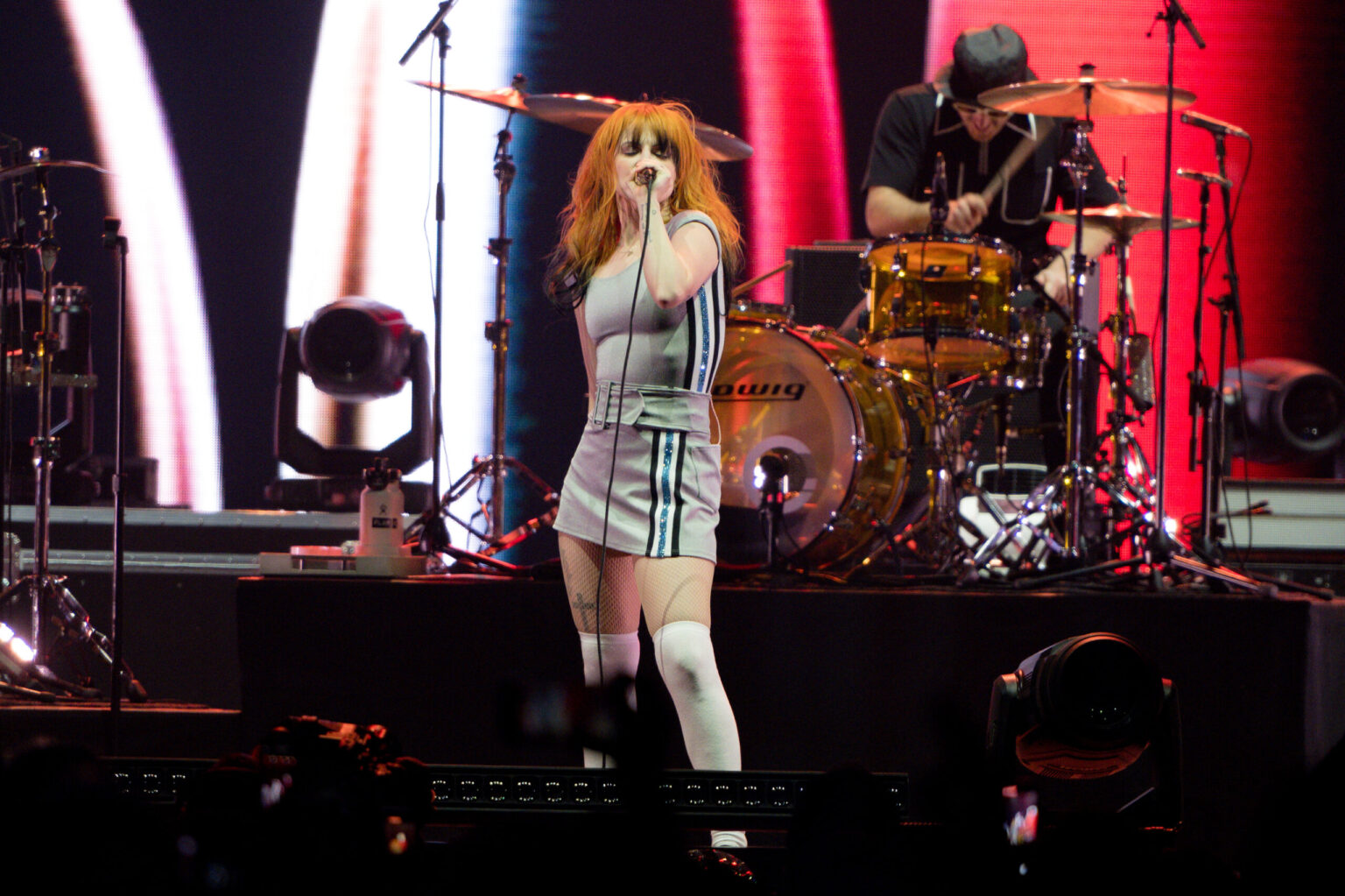 Hayley Williams se une a David Byrne en NYC y responde a Kid Rock tras show en Radio City Music Hall y su polémica letra sobre Morgan Wallen.