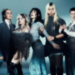 The Last Dinner Party lanza ‘Second Best’, tercer adelanto de su álbum ‘From The Pyre’, una poderosa balada sobre autovaloración y desengaño.