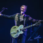 Queens Of The Stone Age interpretó ‘Running Joke/Paper Machete’ en The Tonight Show, adelantando su gira y EP ‘Alive In The Catacombs’.