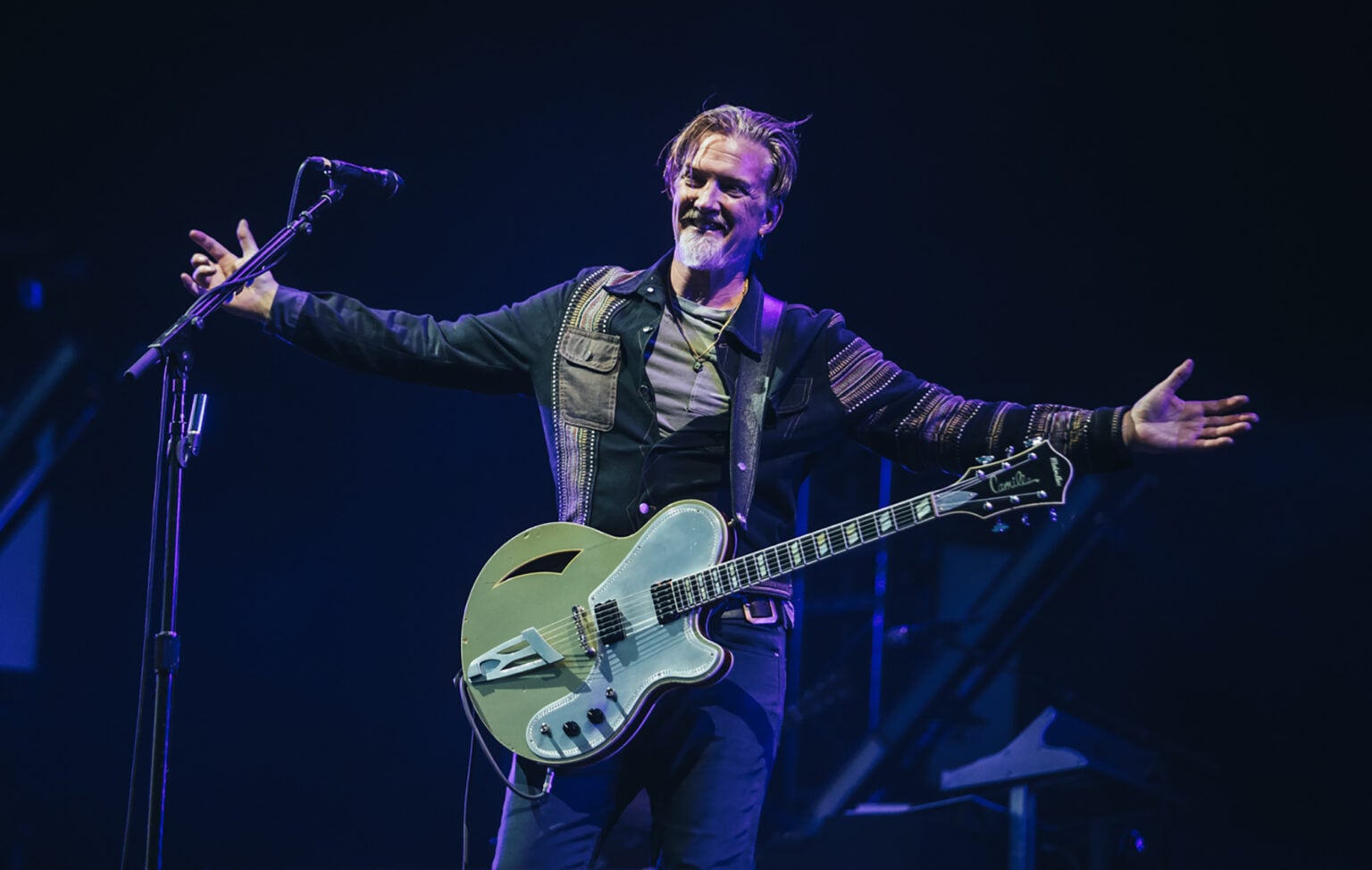 Queens Of The Stone Age interpretó ‘Running Joke/Paper Machete’ en The Tonight Show, adelantando su gira y EP ‘Alive In The Catacombs’.