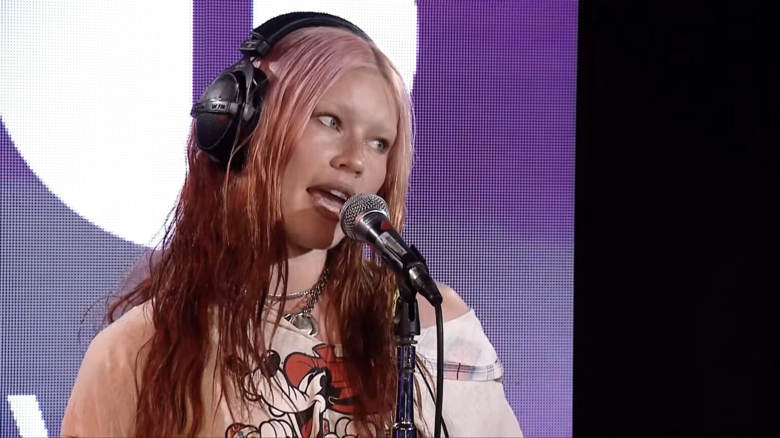 Wet Leg versiona “Walking On A Dream” en BBC Live Lounge Wet Leg versiona “Walking On A Dream” de Empire Of The Sun en la BBC Live Lounge, promocionando su nuevo álbum moisturizer. Descubre todos los detalles.