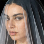 Charli XCX lanza la banda sonora de "Wuthering Heights" dirigida por Emerald Fennell, con colaboraciones de John Cale y Sky Ferreira. ¡Descubre más!