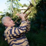Flea regresa al jazz con su álbum debut ‘Honora’