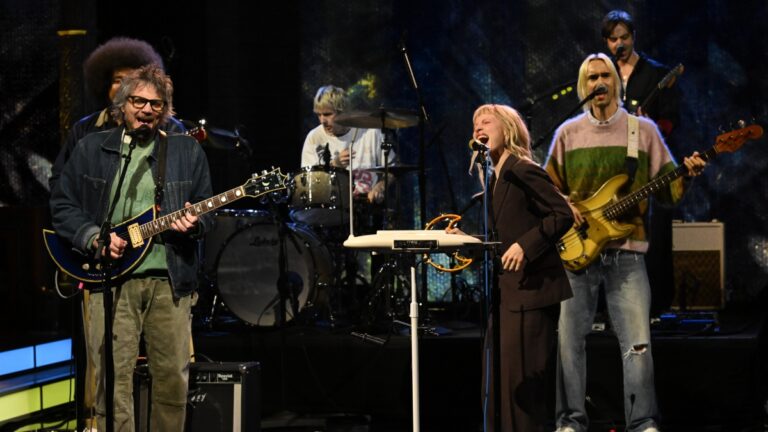 Hayley Williams y Jeff Tweedy versionan UMO en Colbert