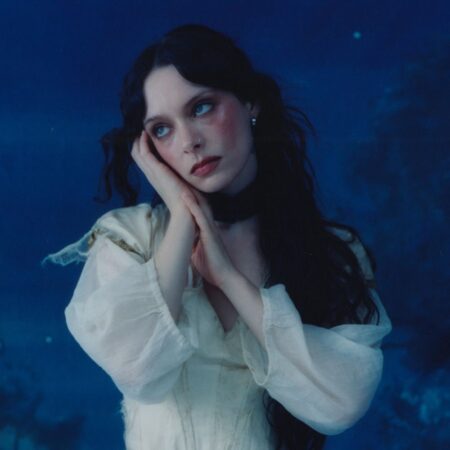 Portada de 'Cruel World', segundo álbum de Holly Humberstone lanzado en Polydor (2026)
