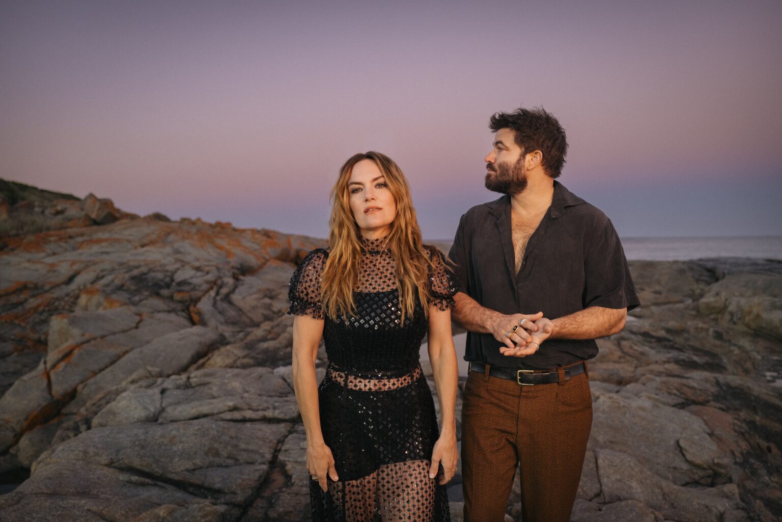 Angus and Julia Stone anuncian el album Karaoke Bar y comparten la cancion titulo