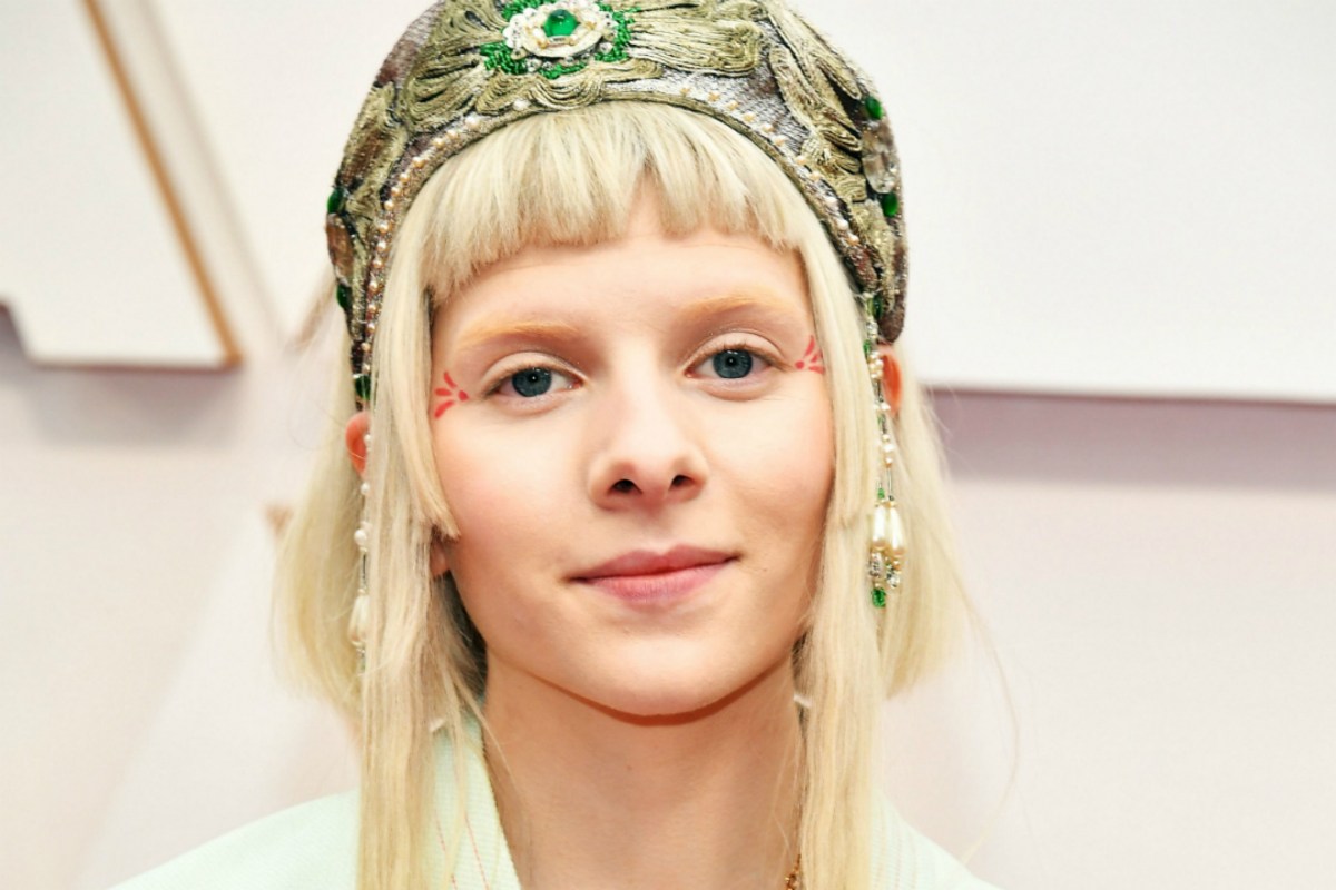 AURORA con corona y warrior suit de Viktoria en los 92º Oscars, Dolby Theatre, 9 feb 2020