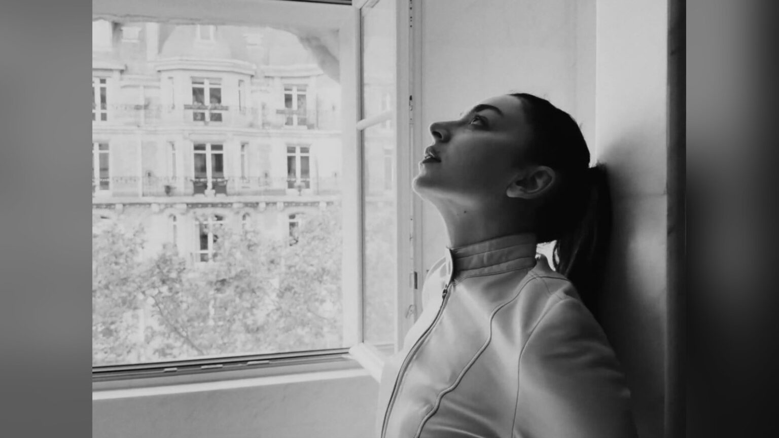 Charli XCX publica ‘Playboy Bunny’, lado B de ‘SS26’ Charli XCX — foto de prensa para Charli XCX publica 'Playboy Bunny', lado B de 'SS26' solo en Instagram