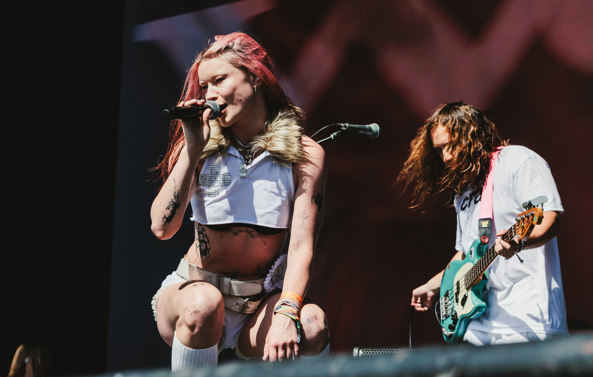 Rhian Teasdale de Wet Leg en vivo en Glastonbury 2025 — foto Andy Ford / NME