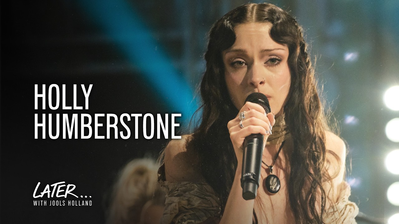 Holly Humberstone cantando en Later… with Jools Holland, 2026