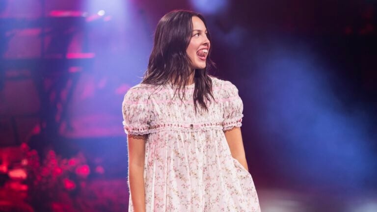 Olivia Rodrigo estrena “The Cure” y rinde homenaje a CMAT en la BBC