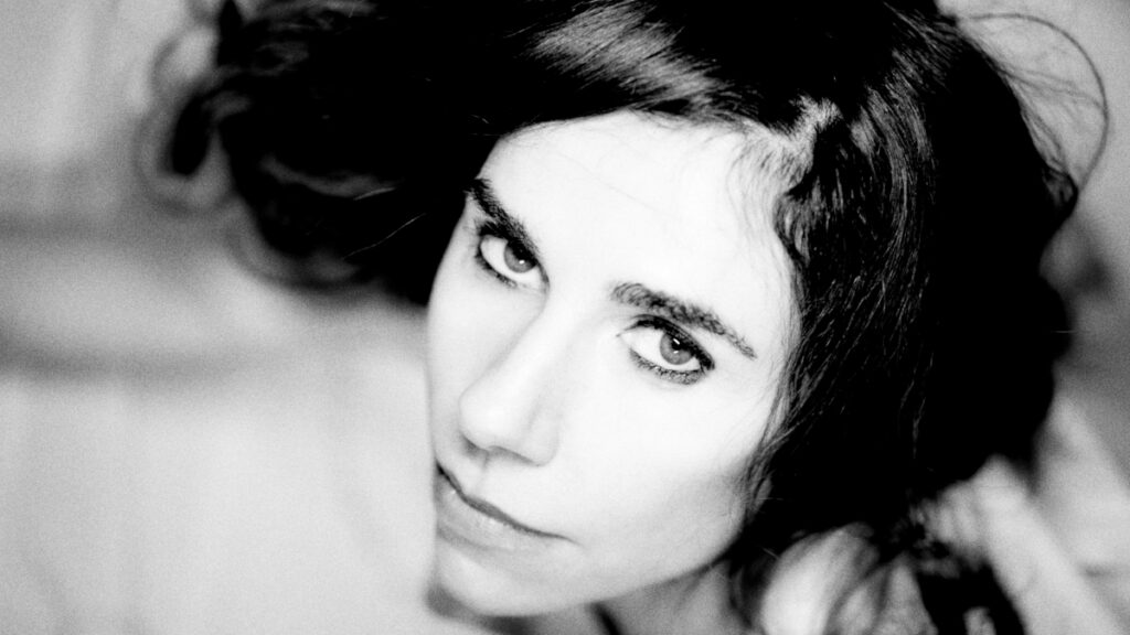PJ Harvey comparte ‘Voyager’, su primer sencillo desde 2023 PJ Harvey — foto de prensa para PJ Harvey comparte 'Voyager' grabado en Miraval Studios
