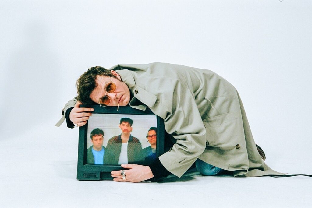 Yard Act comparte nuevo sencillo ‘New Beginnings’ Yard Act, foto de prensa de 'You’re Gonna Need a Little Music' (2026)