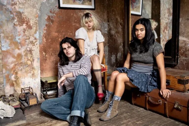 Mira la sesión en vivo de mary in the junkyard para ‘Next Door Sessions’