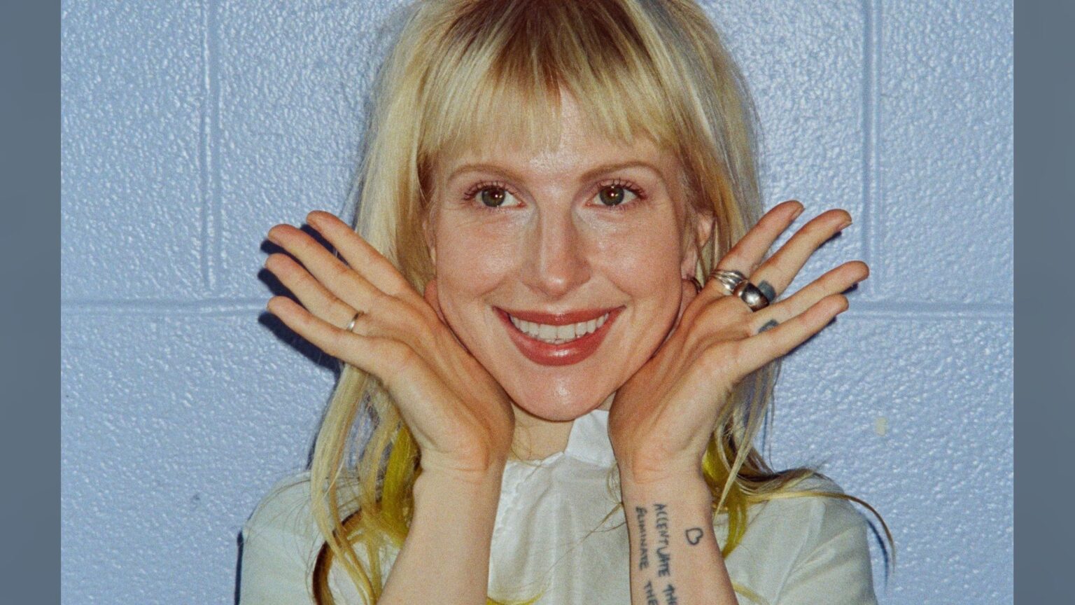 Hayley Williams interpreta cover de Sinéad O’Connor Hayley Williams — foto de prensa para Hayley Williams interpreta 'Mandinka' en Dublín en cierre de gira