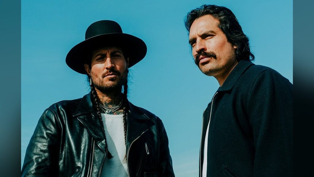Escucha la nueva canción de Hermanos Gutiérrez: ‘Los Ojos Del Cóndor’ Hermanos Gutiérrez — foto de prensa para Hermanos Gutiérrez lanzan 'Los Ojos Del Cóndor', tema titular