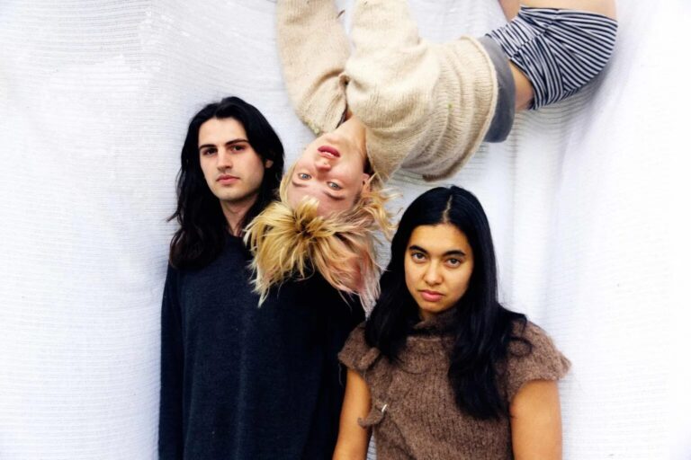 Mira la sesión en vivo de mary in the junkyard para ‘Next Door Sessions’
