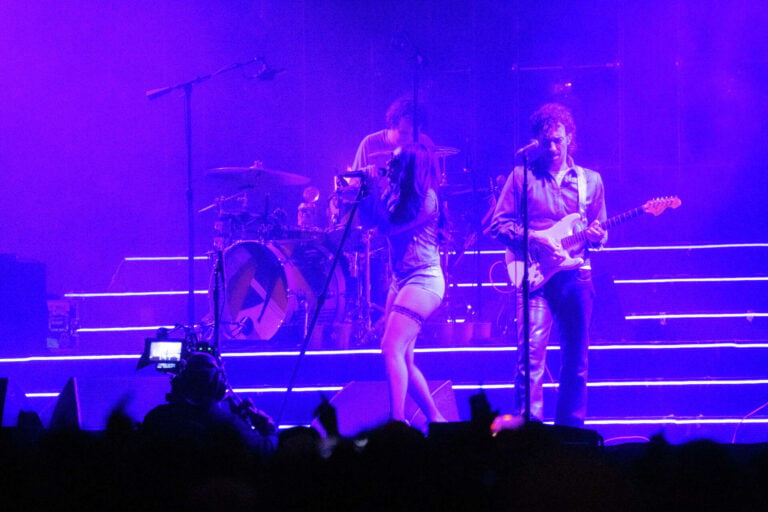 Charli XCX interpreta ‘Take It or Leave It’ con The Strokes