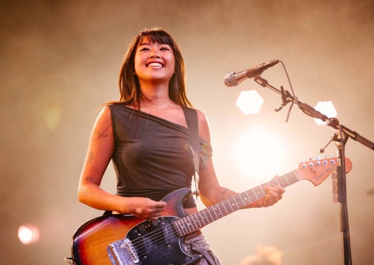 Beabadoobee debutó su nueva canción ‘Pylon’ en Red Rocks