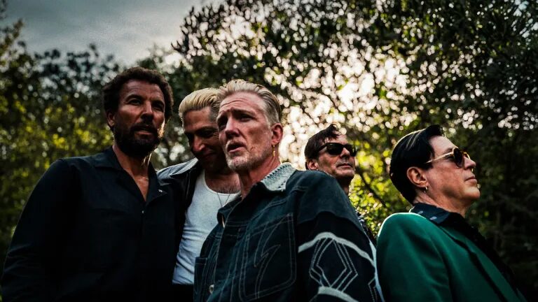 Queens of the Stone Age lanza ‘Where the Goth Girls At?’