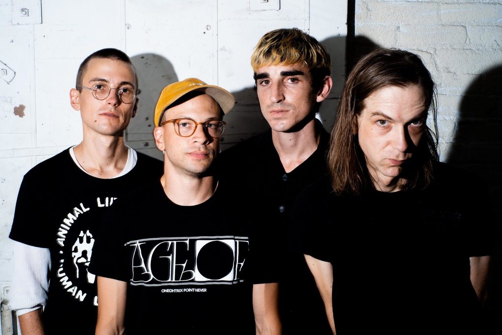 DIIV interpreta a Charli XCX en vivo en São Paulo